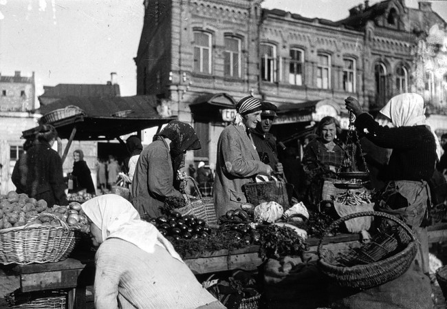 1930-е годы. Бассейная улица, торговые ряды