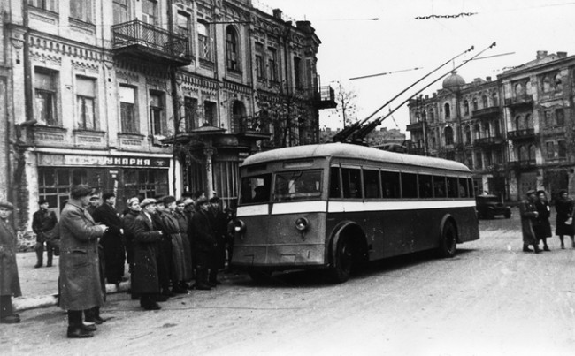 1944 год. Площадь Льва Толстого, возобновленное движение троллейбусов