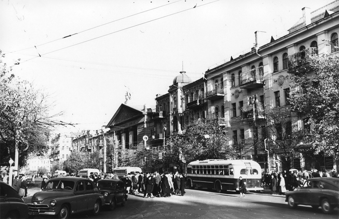 1958 год. Площадь Льва Толстого, здание кинотеатра Киев