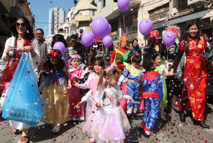 Children of migrant workers wear costumes as they celebrate the Jewish holiday of Purim near the Rogozin School in south Tel Aviv. March 06, 2012. Photo by Roni Schutzer/Flash90 **MAARIV OUT** *** Local Caption *** çâéâåú ôåøéí ááéú ñôø áéàìé÷ øåâåæéï , ùáå ìåîãéí éìãé òåáãéí æøéí î48 îãéðåú ùåðåú , á úì àáéá